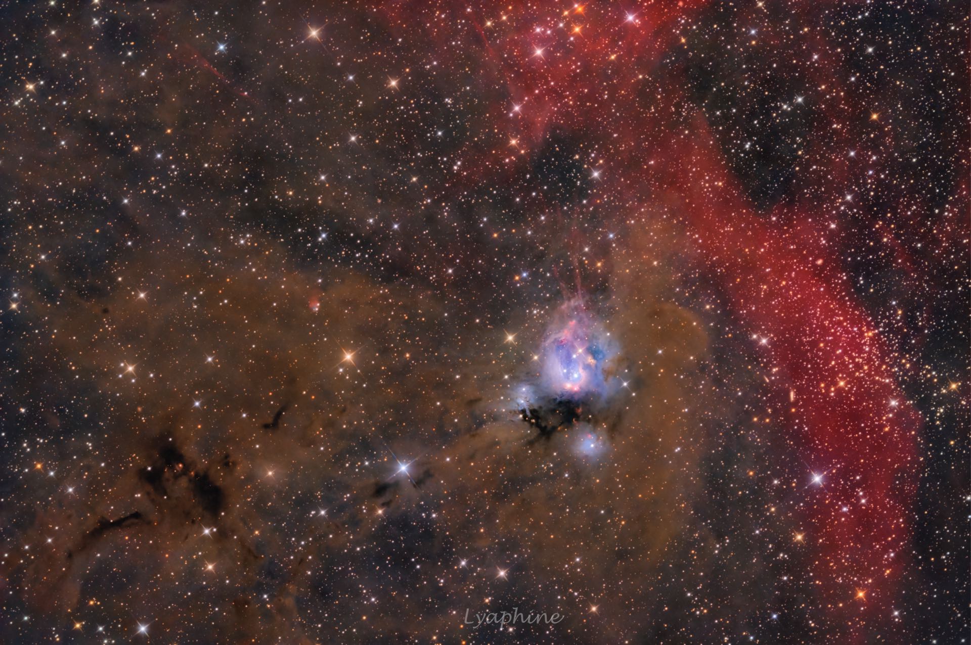 NGC 7129 și Rebpau1, fotografiate de Sophie Paulin. Rebpau1 este nebuloasa cu aspect planetar din treimea stângă a fotografiei, aproximativ la nivelul lui NGC 7129.