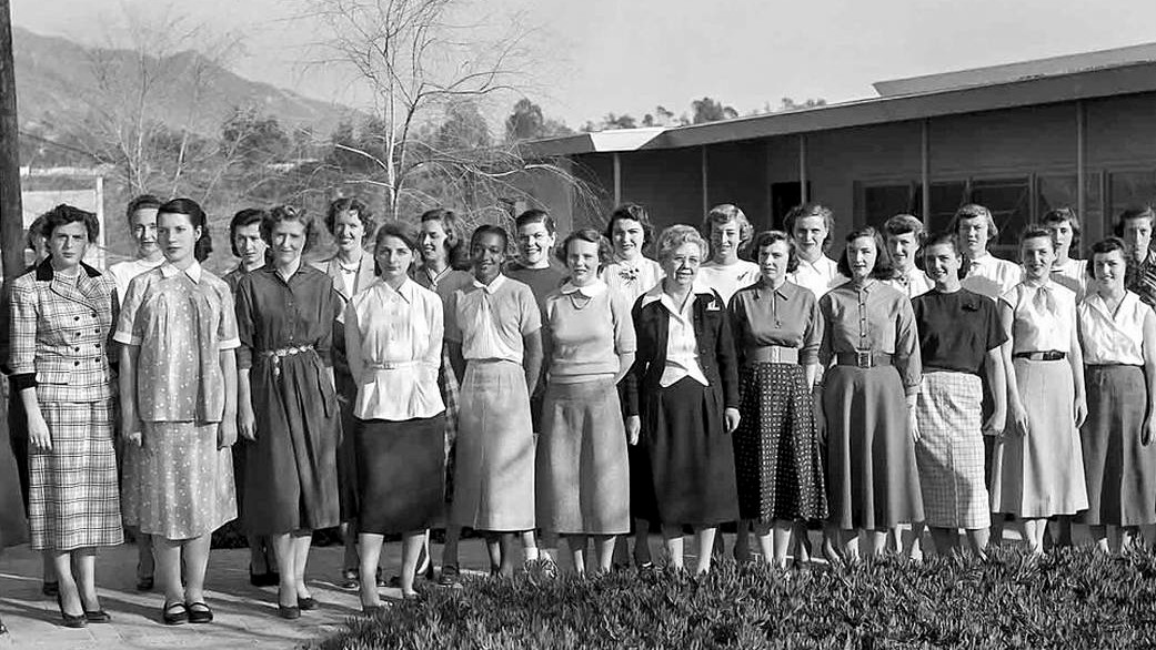 "Computresses" în campusul JPL în anul 1953; © NASA/JPL-Caltech